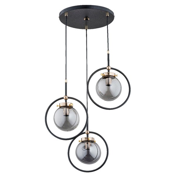 Moderne dreiflammige Pendelleuchte mit drei Glaskugeln in Metallringen an einer runden Deckenhalterung.