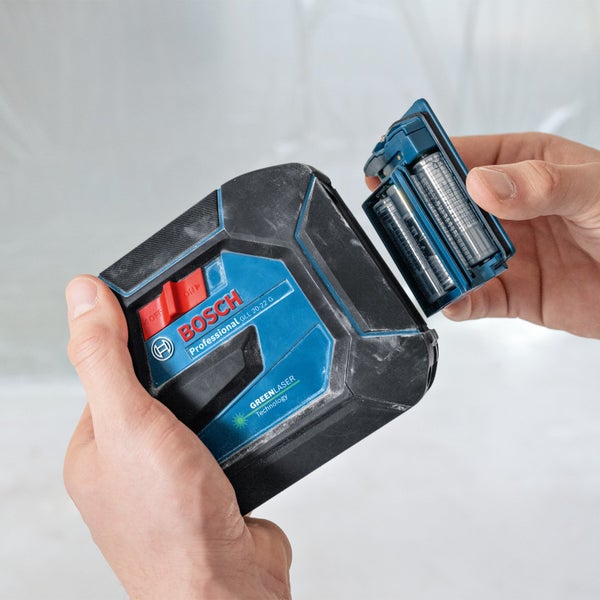 Bosch Logo. Person wechselt die Batterien in einem Bosch Professional GLL 20-22 G Linienlaser.