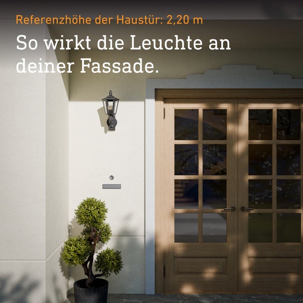 Außenwandleuchte im klassischen Laternendesign an einer Hausfassade neben einer Holzhaustür mit einer Referenzhöhe von 2,20 Meter.