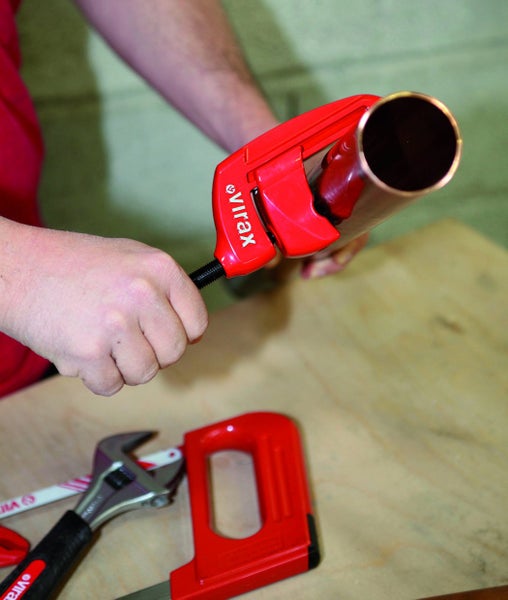 Rohrabschneider im Einsatz zum Schneiden eines Rohres