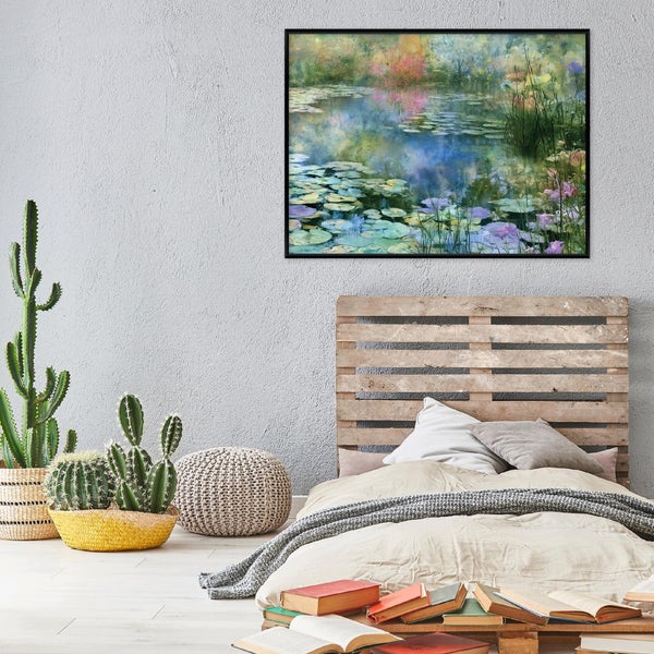 Schlafzimmer mit Palettenbett, Zimmerpflanzen und großem Wandbild mit Teichlandschaft im schwarzen Rahmen.