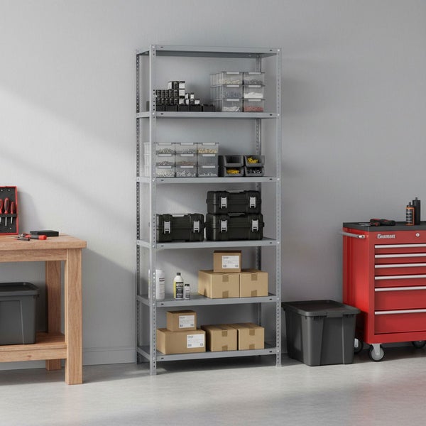 Stabiles Metallregal mit sechs Ebenen in einer hellen Werkstatt neben einer hölzernen Werkbank und einem roten Werkzeugwagen.