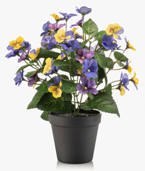 Künstliches Stiefmütterchen im schwarzen Topf mit violetten und gelben Blüten und grünen Blättern.