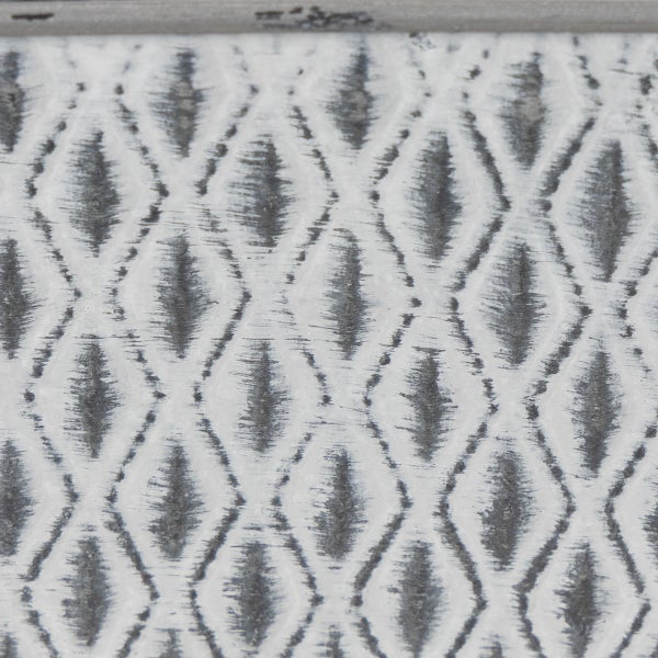 Nahaufnahme eines geometrischen Rautenmusters im Ikat Stil mit rustikaler Textur.