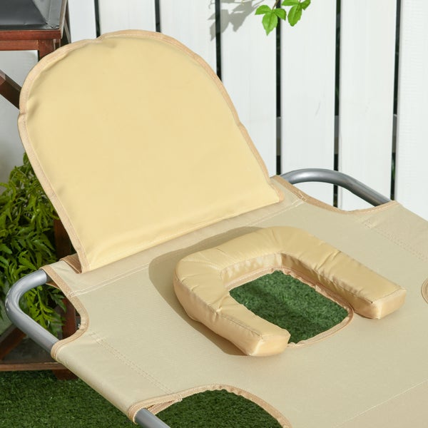 Beigefarbene Gartenliege mit Gesichtsaussparung und U-förmigem Kissen für komfortables Liegen in Bauchlage.