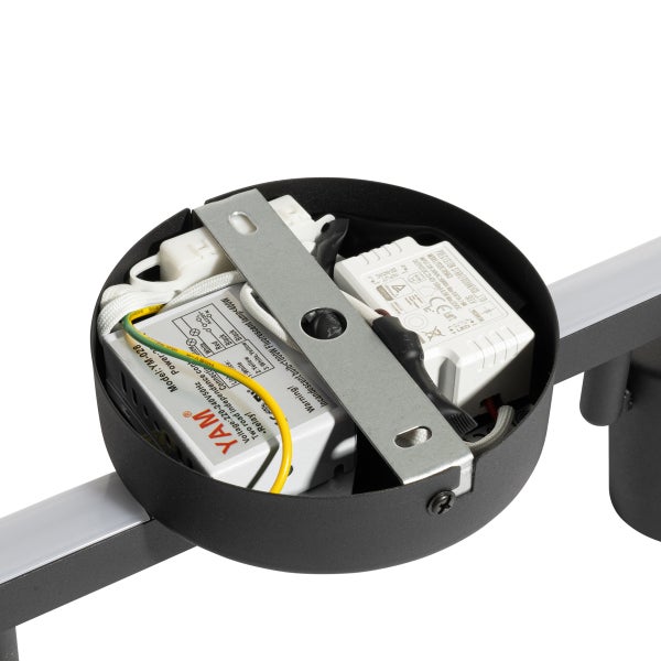 Innenleben einer Lampe mit Verkabelung und elektronischen Bauteilen