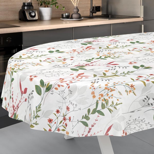 Ovale Tischdecke mit floralem Muster aus Blättern und Blüten in einer modernen Küche.
