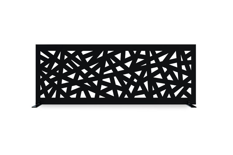 Dekorativer Sichtschutz in Schwarz mit abstraktem geometrischem Muster und Standfüßen.