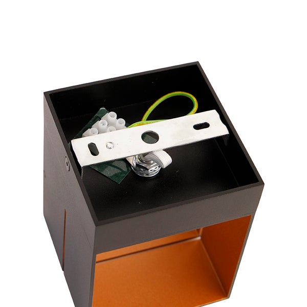 Innenansicht einer schwarzen Wandleuchte mit Montagezubehör