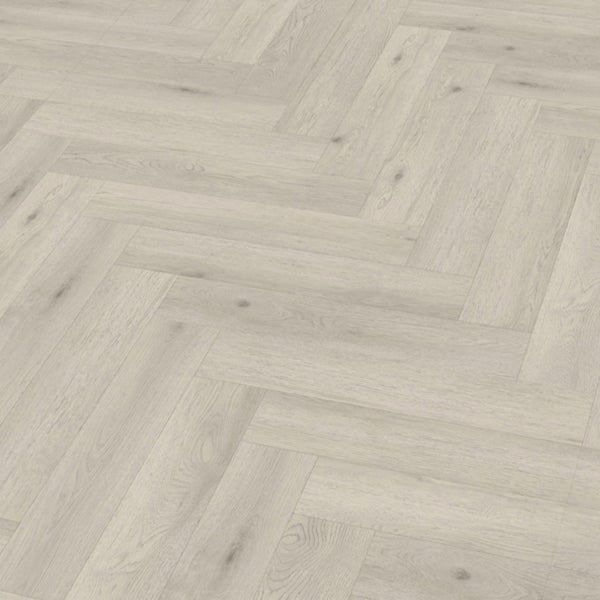 Helle Holzbodenverlegung im Fischgrätmuster.