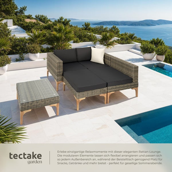 Modulare Rattan Lounge mit Beistelltisch auf einer Terrasse mit Meerblick.