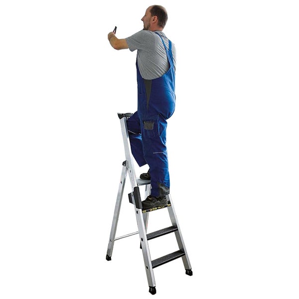 Mann auf einer Trittleiter bei der Arbeit