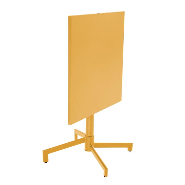 Quadratischer Bistrotisch mit klappbarer ockergelber Tischplatte und vierbeinigem Metallfuß.