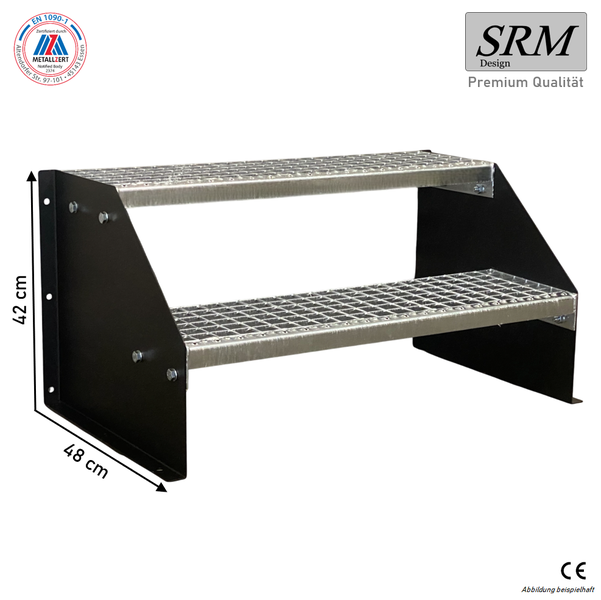 Zweistufige Außentreppe aus Metall mit Gitterroststufen und schwarzen Wangen, 42 Zentimeter hoch, 48 Zentimeter tief, SRM Design Logo.