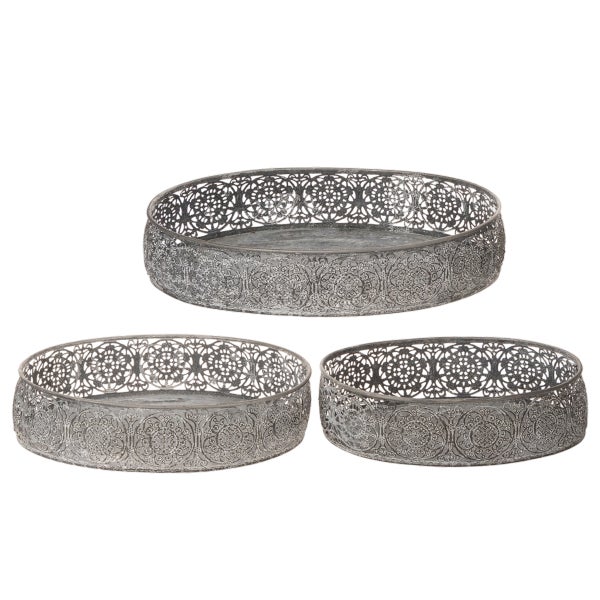 Dreiteiliges Set runder Dekotabletts aus Metall mit filigranem Durchbruchmuster und antikem Finish.