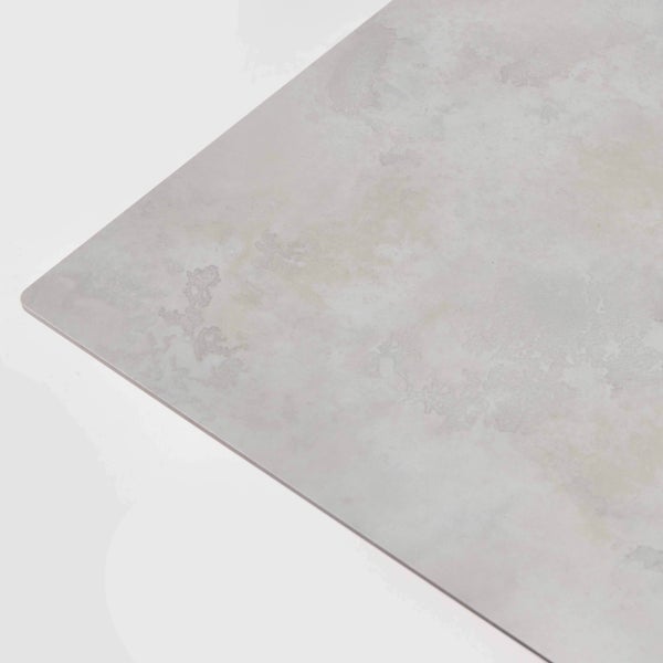 Fliese oder Wandpaneel in Betonoptik mit matter, strukturierter Oberfläche.