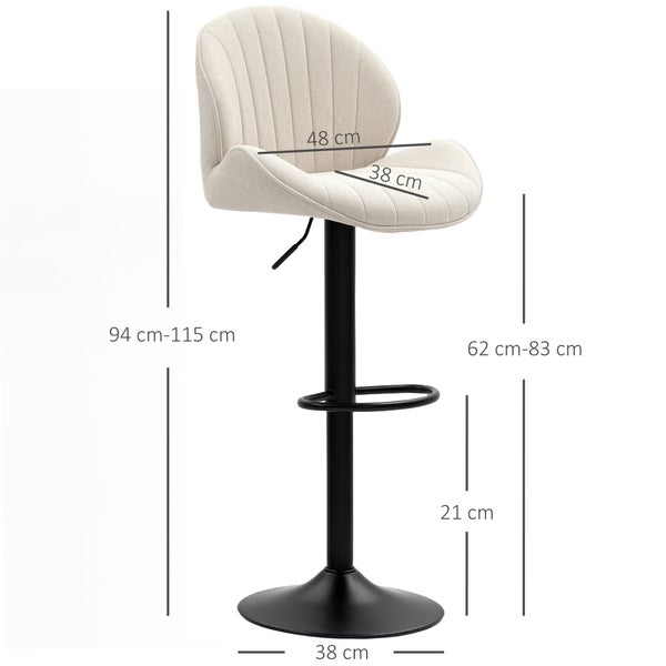 Nahaufnahme einer Person, die die Rückenlehne eines Stuhls berührt.