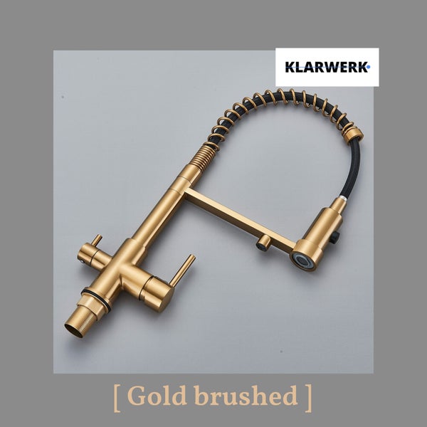 KLARWERK Küchenarmatur mit Spiralfeder und ausziehbarer Brause in Gold gebürstet. KLARWERK Logo.