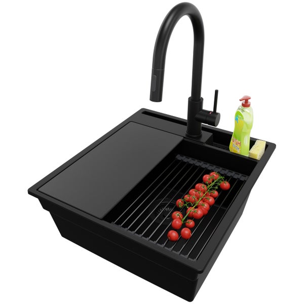 Schwarze Küchenspüle mit Abtropffläche, Spülmittel und Tomaten