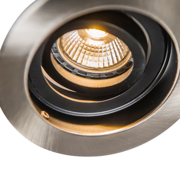 Runder Einbaustrahler aus Metall mit schwenkbarem Innenring und eingeschaltetem Leuchtmittel.