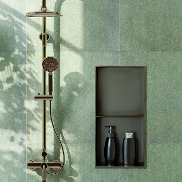 Modernes Badezimmer mit eingebauter Wandnische mit zwei Fächern, Duschsystem mit Regenbrause und Handbrause sowie grünen Wandfliesen.