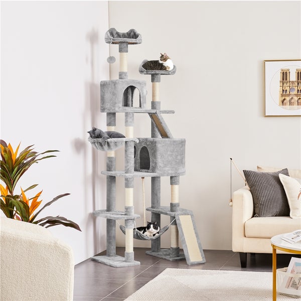 Mehrstöckiger grauer Katzenkratzbaum mit mehreren Katzen