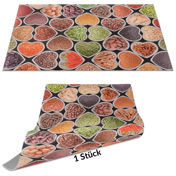 Küchenrückwand mit einem Motiv aus verschiedenen Gewürzen in herzförmigen Schalen, ein Stück.