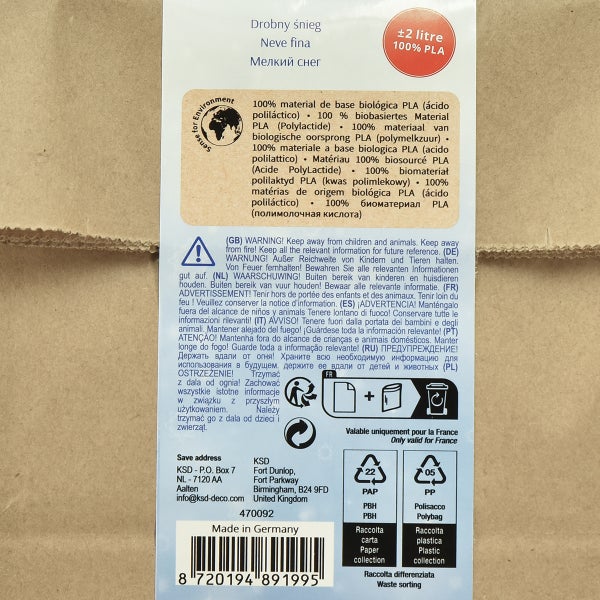 Produktetikett für feinen Dekoschnee auf einer Papiertüte, circa 2 Liter, aus 100 Prozent biobasiertem PLA, mit Recycling- und Sicherheitshinweisen.