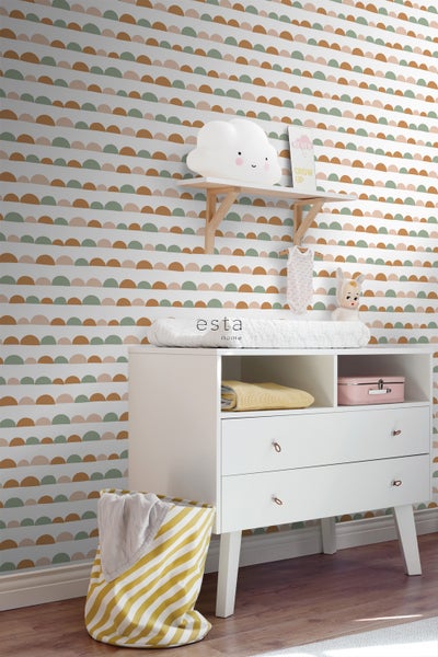 Babyzimmer mit Wickelkommode, Regal und dekorativer Tapete