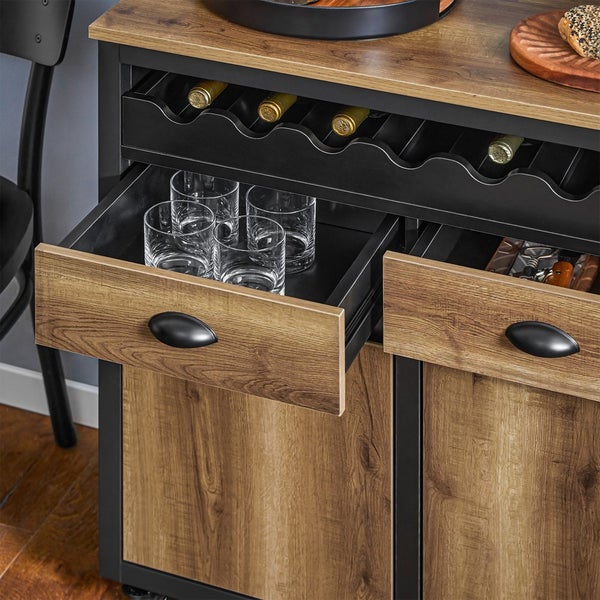 Detailaufnahme eines Bartischs mit Schubladen und Flaschenregal zur Aufbewahrung von Gläsern, Weinflaschen und Küchenutensilien.