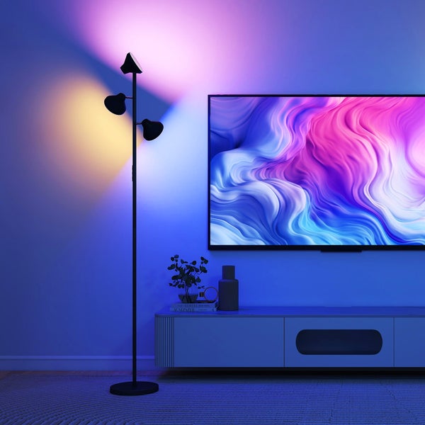 Treteimer aus Edelstahl in einer hellen Küche.