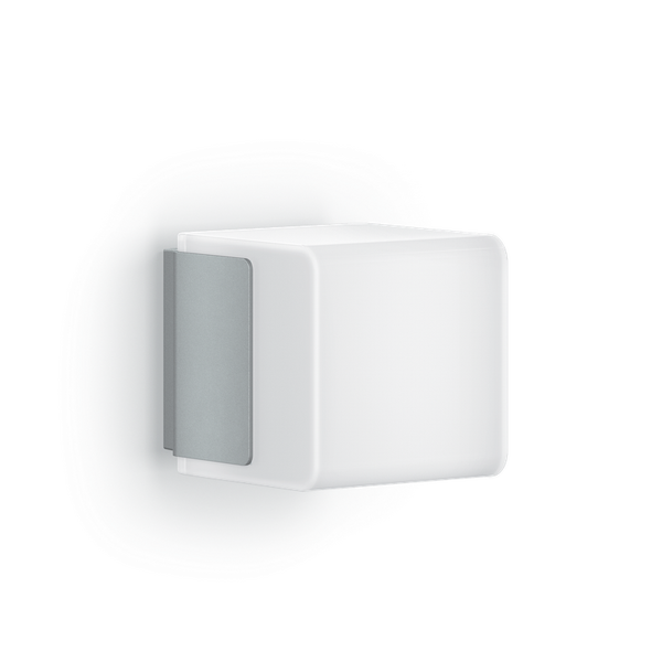 Würfelförmige Wandleuchte mit lichtdurchlässigem Gehäuse und grauer Halterung.