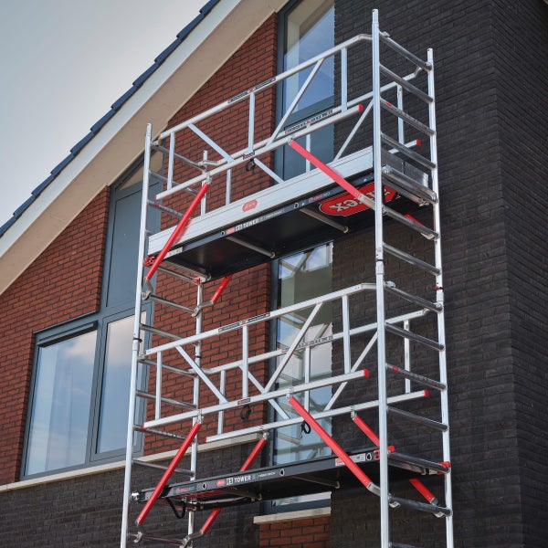 Aluminium Rollgerüst vor einem Haus mit Ziegelmauerwerk