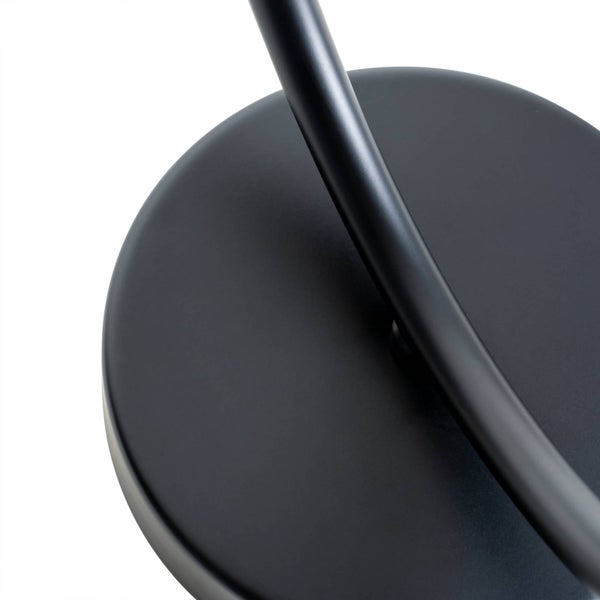 Detailaufnahme eines runden, matten, dunklen Lampenfußes mit einem Stab