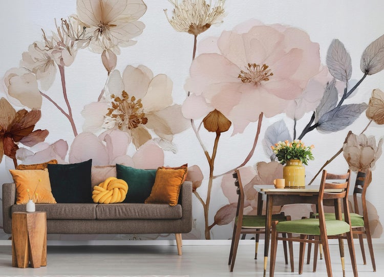 Wohnraum mit Sofa, Esstisch und floraler Tapete