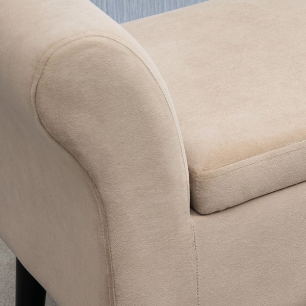 Detailaufnahme eines beigen Sessels mit Armlehne und Sitzkissen