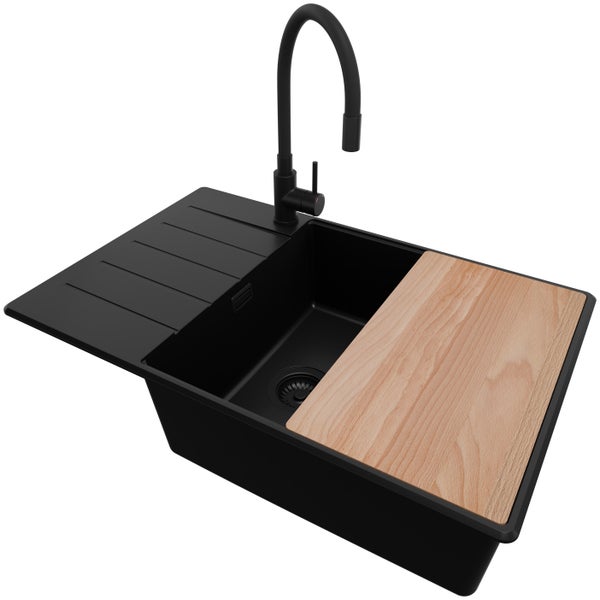 Schwarzes Spülbecken mit Abtropffläche, Armatur und Schneidebrett