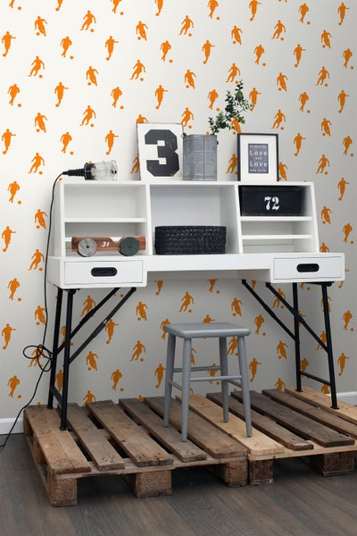 Dekoratives Zimmer mit Schreibtisch, Hocker und Fussballtapete