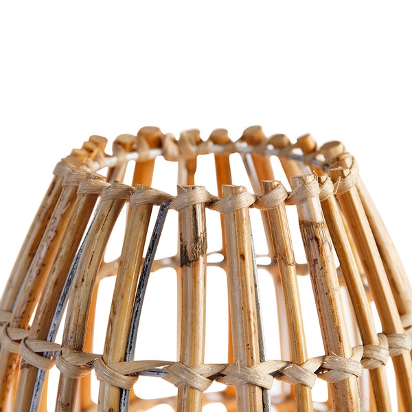 Nahaufnahme eines Lampenschirms aus Rattan