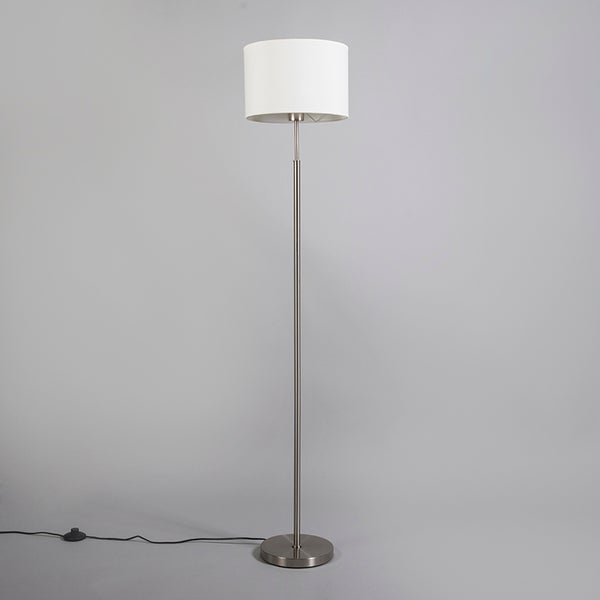 Stehleuchte mit weißem Textilschirm und silberfarbenem Metallfuß inklusive Fußschalter.