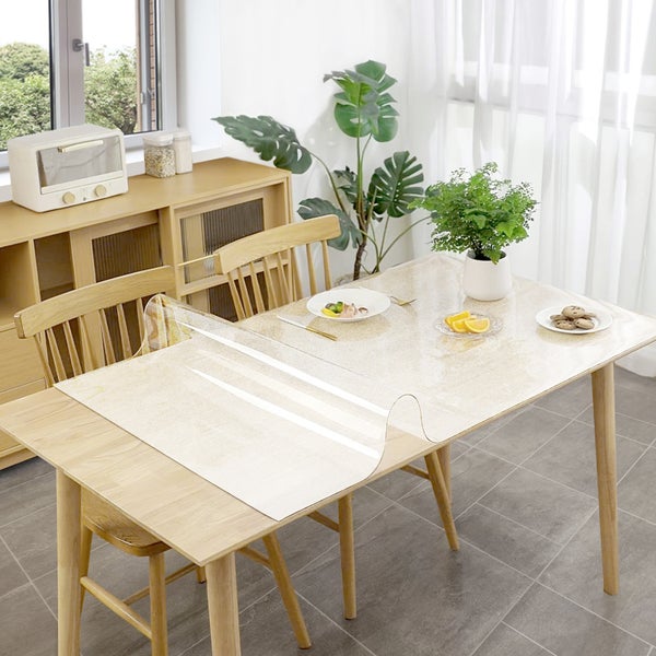 Esstisch mit transparenter Tischdecke zum Schutz vor Flecken und Kratzern