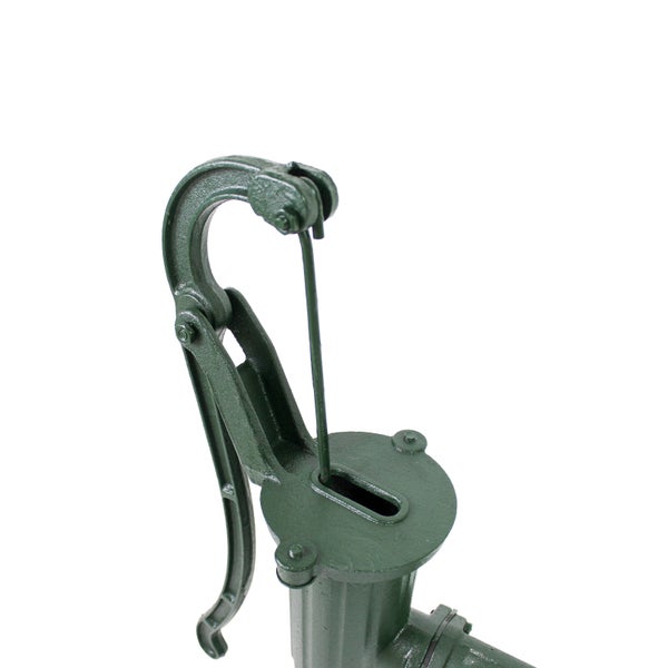 Nahaufnahme einer Schwengelpumpe aus Gusseisen mit Griff und Pumpgestänge.