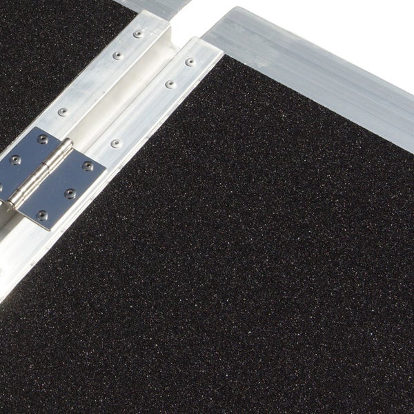 Detailansicht einer Aluminiumrampe mit rutschfester Oberfläche und Scharnier.