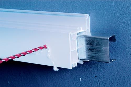 Detailaufnahme eines Jalousieträgers mit Zugschnur