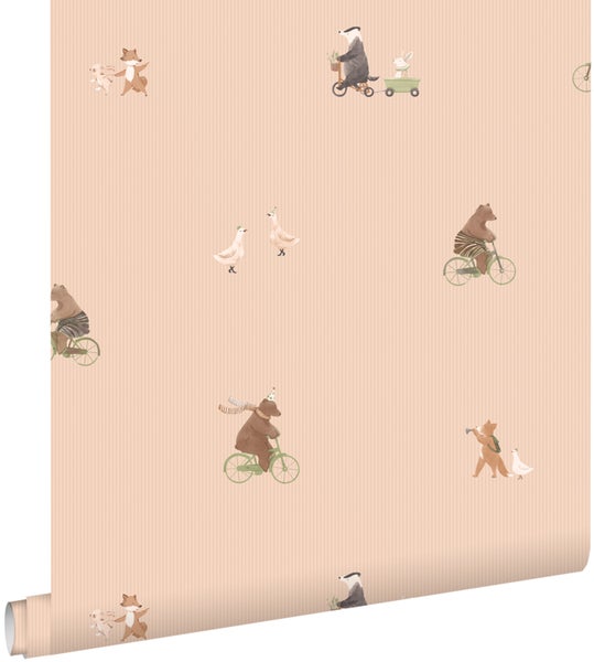 Vliestapete für Kinder mit Tiermotiven wie Bären und Füchsen auf Fahrrad auf gestreiftem Untergrund