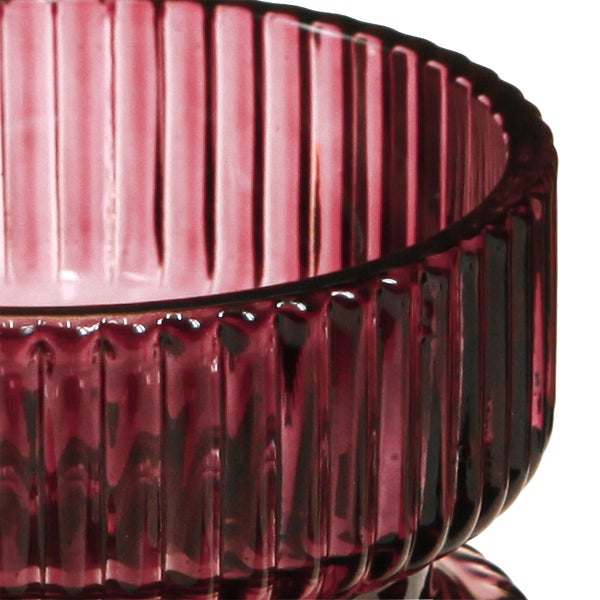 Nahaufnahme eines Buddha-Kopfs aus glasierter Keramik mit floralen Verzierungen.