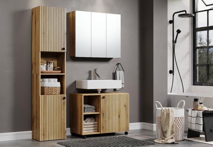 Modernes Badezimmer-Set in Holzoptik mit Lamellenfront, Waschtisch, Spiegelschrank und Hochschrank in einem organisierten und wohnlichen Bad.