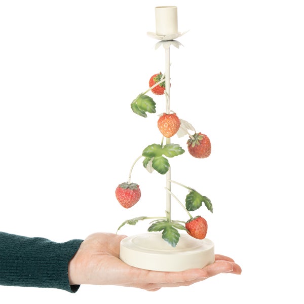 Kerzenständer aus Metall mit cremefarbenem Gestell und roten Erdbeeren mit grünen Blättern für eine Stabkerze.