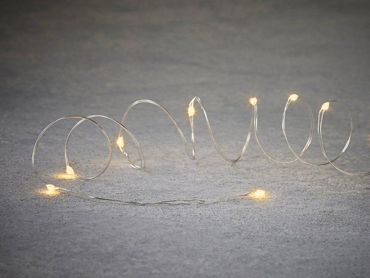 LED Lichterkette mit dünnem Draht und warmweiß leuchtenden kleinen Dioden für stimmungsvolle Dekoration