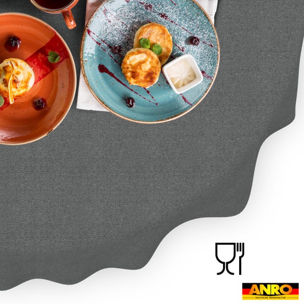 Graue Tischdecke mit feiner Stoffstruktur, lebensmittelecht, ANRO Deutsche Manufaktur Logo.